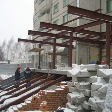 Монтаж основных металлоконструкций входной группы гостиницы