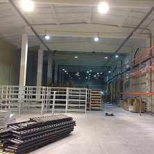 После реконструкции на фармацевтическом складе завезено и готовится к установке конвеерное оборудование