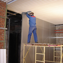 Работы по внутренней отделке промышленного здания: идет монтаж стеновых панелей