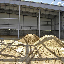 Песок для подготовки основания бетонных полов завезен.
