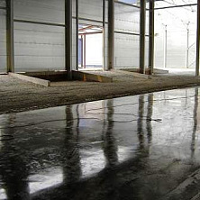 Устройство бетонного пола завершено в части помещения