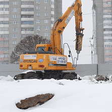 Гидромолот на базе Экскаватора Hyundai R170W-7 арендован компанией ЗАО «Эверест» и проводит подготовительные работы на строительстве торгового центра