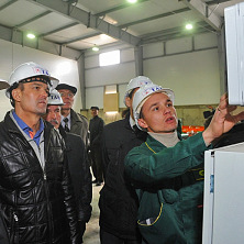 Президент Чувашии М. Игнатьев инспектирует работу современной системы климат-контроля установленной в картофелехранилище